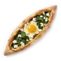 Pide mit Mozzarella, Feta, Spinat und Ei